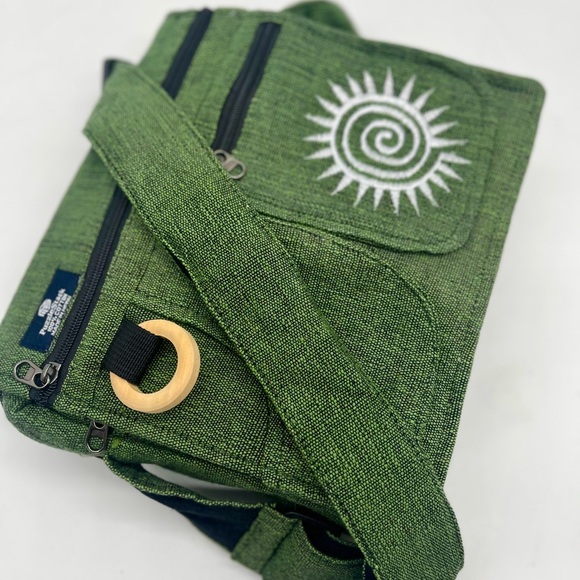 Chic Green Crossbody Bag with Spiral Accent, Handmade Multi-pocket EverydayBag - Picture 11 of 15